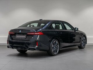 2024 BMW 5 серии 525i VIII (G60/G61/G68), чёрный, 6650000 рублей, вид 4