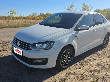 2018 Volkswagen Polo V Рестайлинг, белый, 950000 рублей, вид 1