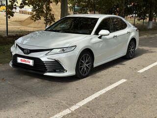 2021 Toyota Camry VIII (XV70) Рестайлинг, белый, 3550000 рублей, вид 1