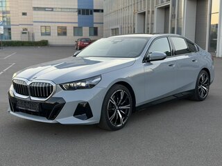 2025 BMW 5 серии 530i xDrive VIII (G60/G61/G68), серый, 8400000 рублей, вид 3