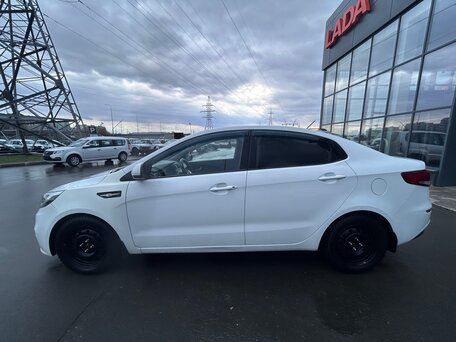 2015 Kia Rio III Рестайлинг, белый, 945000 рублей, вид 3