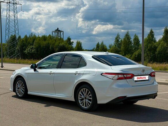 2018 Toyota Camry VIII (XV70), белый - вид 2