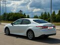 2018 Toyota Camry VIII (XV70), белый - вид 2