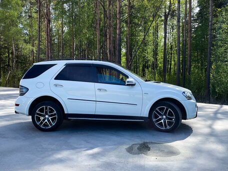 2008 Mercedes-Benz M-Класс 550 II (W164) Рестайлинг, белый, 1250000 рублей, вид 2