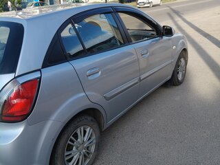 2010 Kia Rio II Рестайлинг, серебристый, 650000 рублей, вид 2