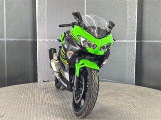 2025 Kawasaki Ninja 400, зелёный, 677000 рублей, вид 3