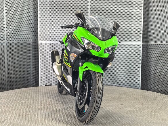 2025 Kawasaki Ninja 400, зелёный, 677000 рублей - вид 2
