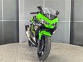 2025 Kawasaki Ninja 400, зелёный, 677000 рублей - вид 2