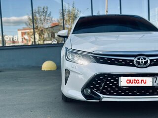 2015 Toyota Camry VII (XV50) Рестайлинг, белый, 1689000 рублей, вид 3