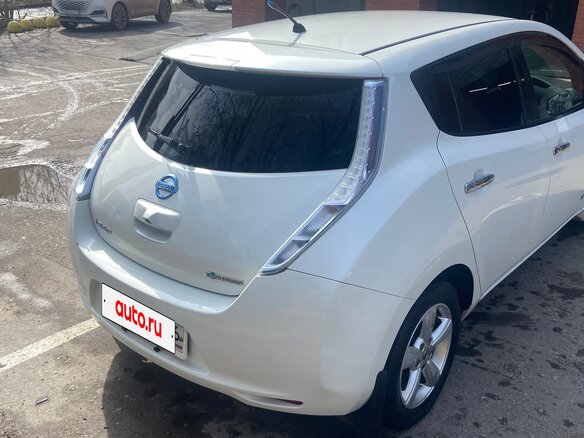 2013 Nissan Leaf (EM57) I (ZE0/AZE0), белый, 1250000 рублей - вид 3