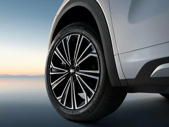 2026 Geely EX5 Гибрид EM-i, серый, 3669990 рублей - вид 29
