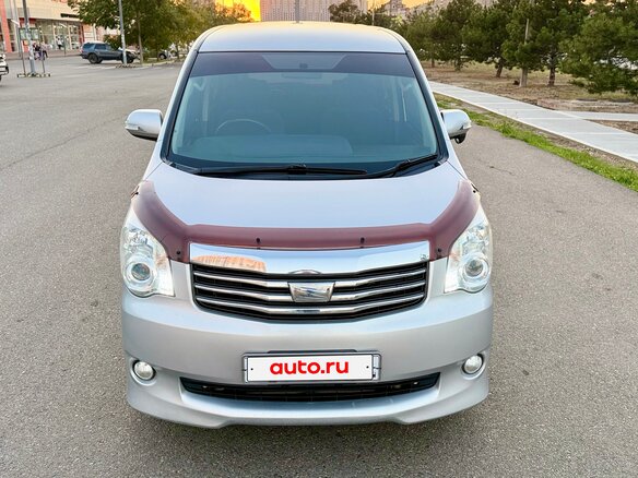 2010 Toyota Noah II (R70), серый - вид 1