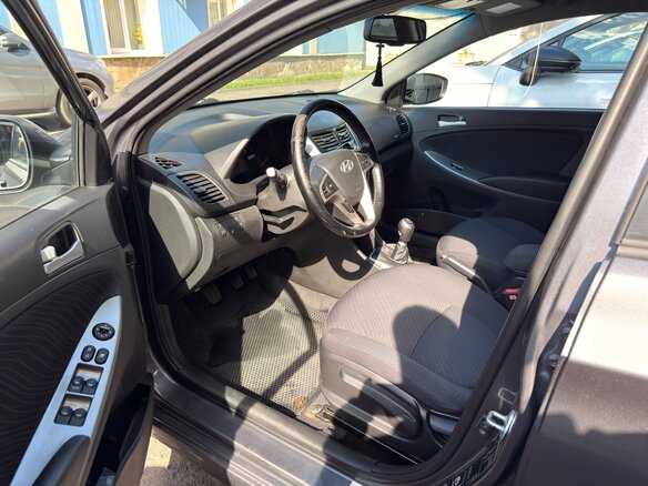2014 Hyundai Solaris I Рестайлинг, серый, 900000 рублей - вид 5