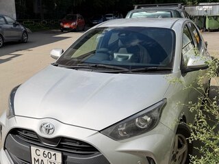 2020 Toyota Yaris IV, серебристый, 1250000 рублей, вид 1