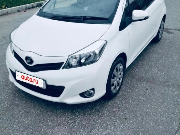 2013 Toyota Vitz III (XP130), белый, 770000 рублей - вид 1
