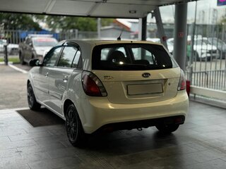 2011 Kia Rio II Рестайлинг, белый, 679000 рублей, вид 4
