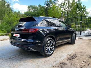 2019 Volkswagen Touareg III, чёрный, 4400000 рублей, вид 3