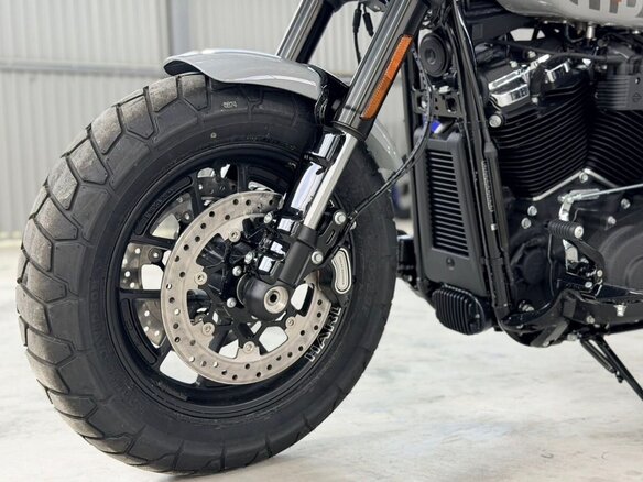 2024 Harley-Davidson Fat Bob, серый - вид 12