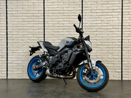 2026 Yamaha MT-09 (FZ-09), серый, 1575000 рублей, вид 4