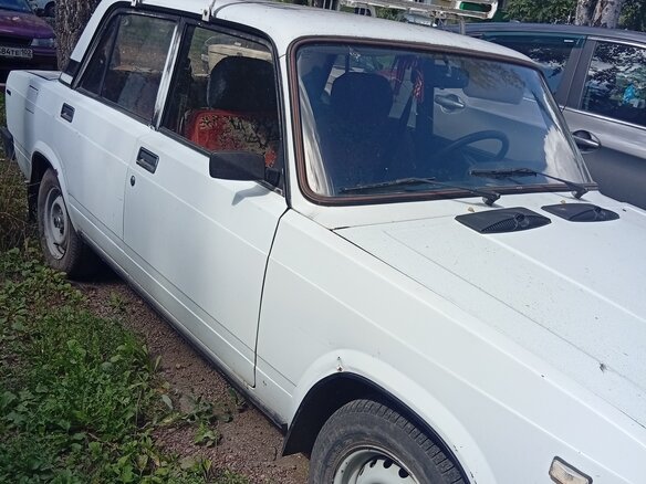2003 Lada (ВАЗ) 2105, белый, 110000 рублей - вид 1