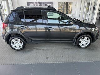 2017 Renault Sandero Stepway II, чёрный, 888000 рублей, вид 4