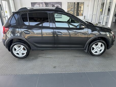 2017 Renault Sandero Stepway II, чёрный, 909000 рублей, вид 4