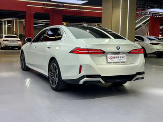 2024 BMW 5 серии Long 530Li xDrive VIII (G60/G61/G68), белый, 6600000 рублей, вид 4