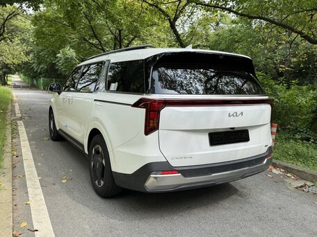 2025 Kia Carnival IV Рестайлинг, белый, 4750000 рублей, вид 4