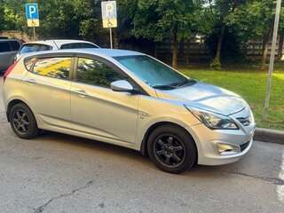 2015 Hyundai Solaris I Рестайлинг, серебристый, 715000 рублей, вид 1