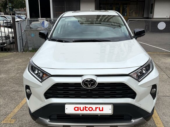 2022 Toyota RAV4 V (XA50), белый, 3400000 рублей - вид 2