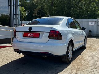2017 Volkswagen Polo V Рестайлинг, белый, 1019000 рублей, вид 3