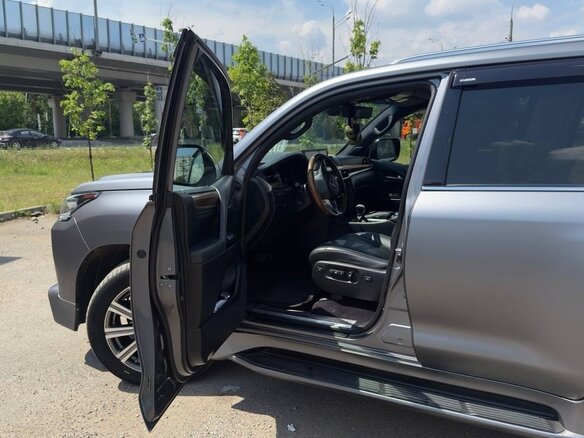2016 Lexus LX 570 III Рестайлинг 2, серый, 6000000 рублей - вид 17
