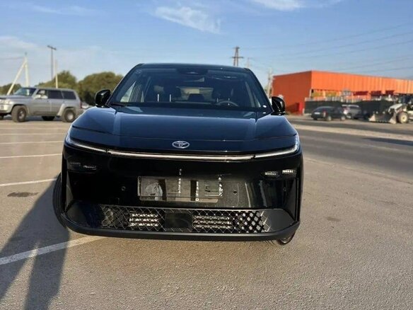 2026 Toyota bZ3X 58.3 kWh, чёрный - вид 2