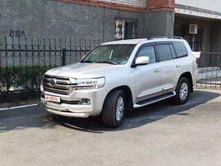 2015 Toyota Land Cruiser 200 Series Рестайлинг 2, серебристый, 6500000 рублей, вид 2