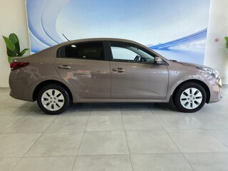 2021 Kia Rio IV Рестайлинг, коричневый, 1749000 рублей, вид 4
