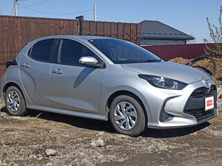 2020 Toyota Yaris IV, серый, 1050000 рублей, вид 3