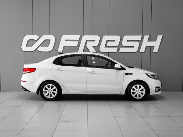 2017 Kia Rio III Рестайлинг, белый, 968000 рублей - вид 4