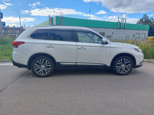 2016 Mitsubishi Outlander III Рестайлинг 2, белый, 1900000 рублей - вид 6