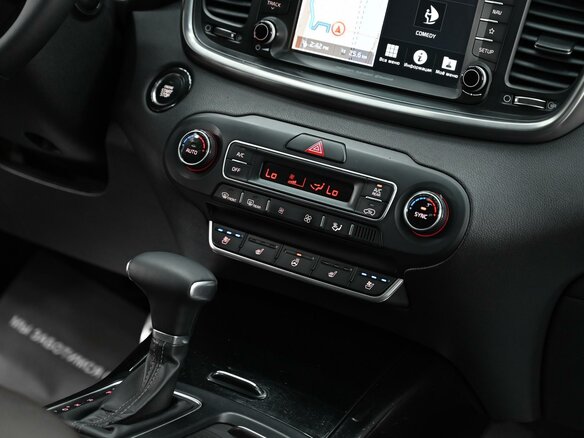 2018 Kia Sorento III Prime Рестайлинг, белый, 2505000 рублей - вид 9