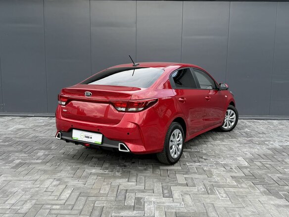 2020 Kia Rio IV Рестайлинг, красный, 1450000 рублей - вид 1