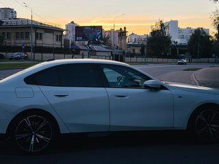2023 BMW 5 серии 530i xDrive VIII (G60/G61/G68), белый, 7000000 рублей, вид 4