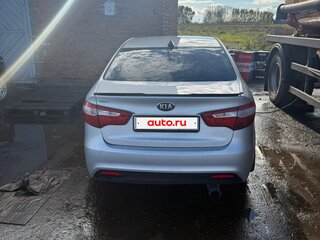 2014 Kia Rio 5-speed III, серебристый, 880000 рублей, вид 3