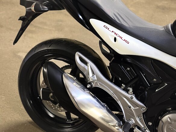 2013 Suzuki SFV 650 Gladius, белый, 480000 рублей - вид 2
