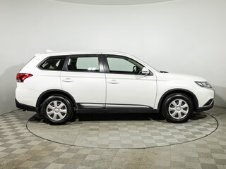 2019 Mitsubishi Outlander III Рестайлинг 3, белый, 1869700 рублей, вид 4