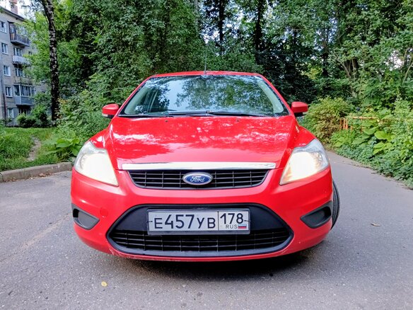 2011 Ford Focus II Рестайлинг, красный - вид 1