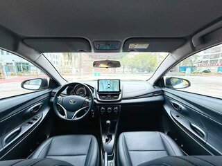 2022 Toyota Yaris L X XP150 Рестайлинг, белый, 1600000 рублей, вид 4