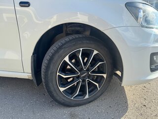2018 Volkswagen Polo V Рестайлинг, белый, 930000 рублей, вид 4