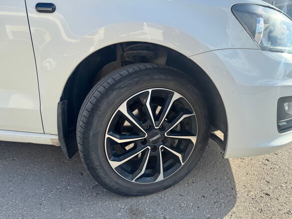 2018 Volkswagen Polo V Рестайлинг, белый, 930000 рублей - вид 3