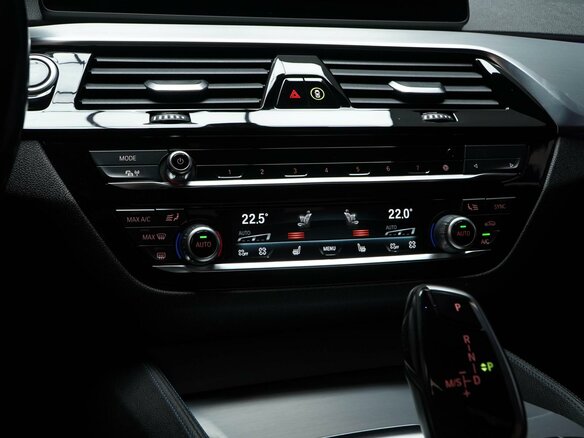 2020 BMW 5 серии 530e xDrive VII (G30/G31/G38) Рестайлинг, белый, 3249077 рублей - вид 17