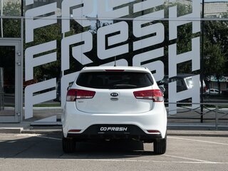 2015 Kia Rio III Рестайлинг, белый, 883400 рублей, вид 4